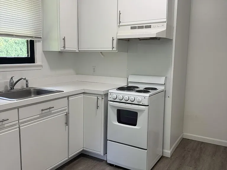 27 Stuart Dr — Photo 8