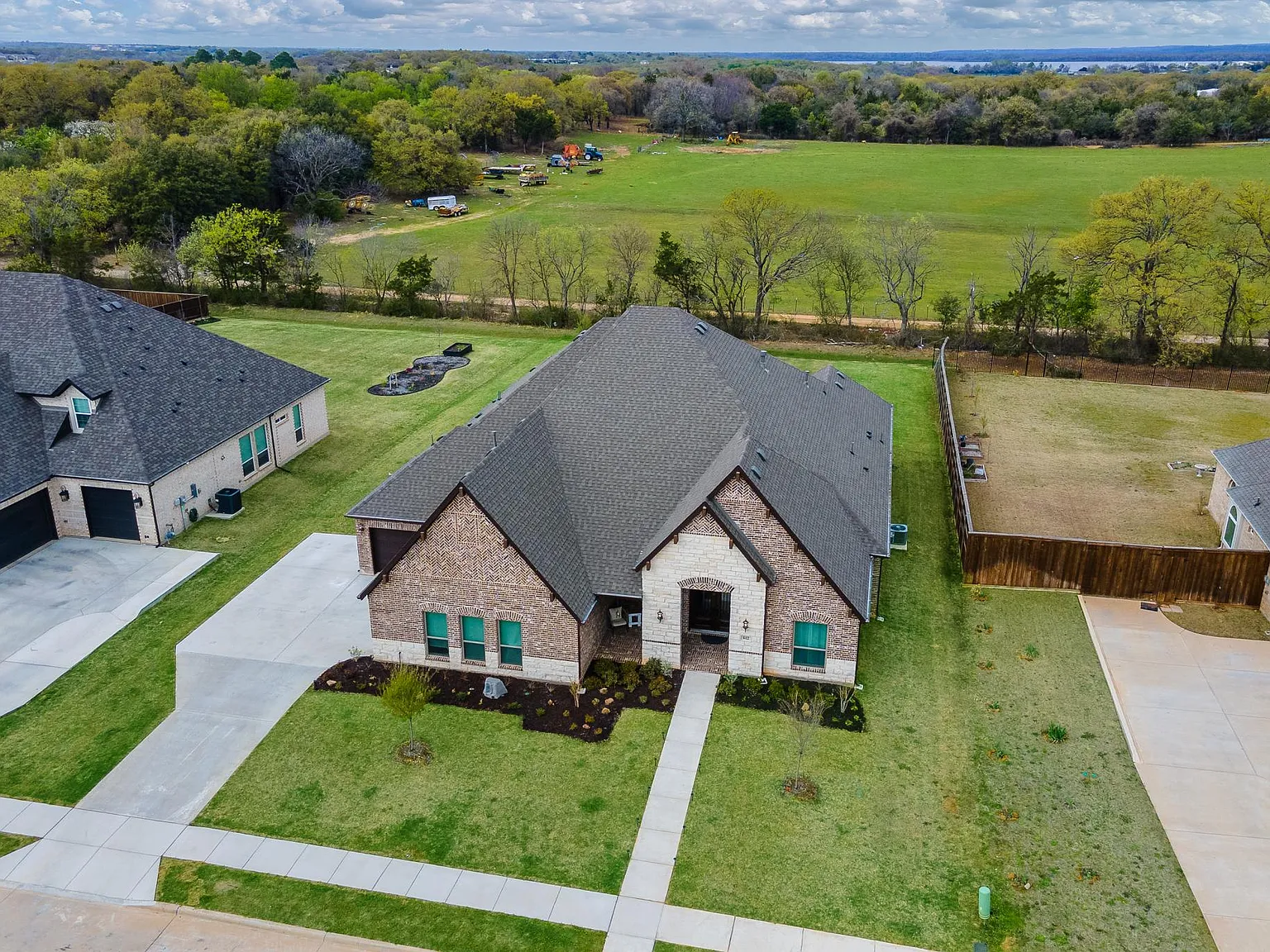 4 bed, 3713 sqft, $4,500 — Photo 4