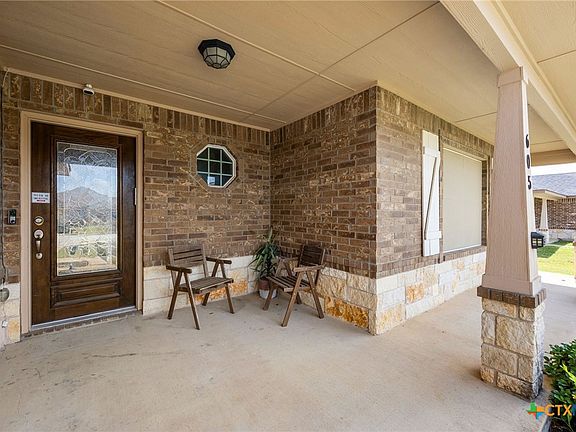3rd image of 605 W Vega Ln