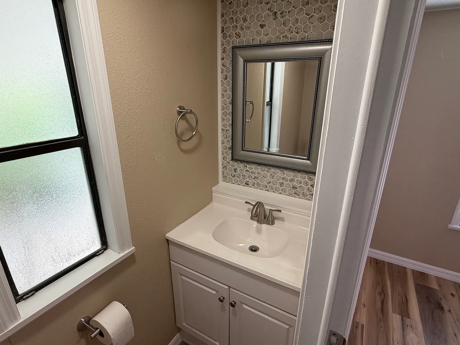 3 bed, 1.5 bath, 980 sqft, $2,000 — Photo 4