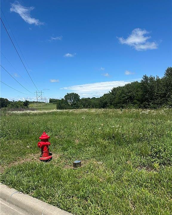 2nd image of Hedge Ln