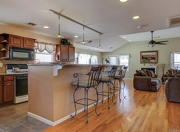 3rd image of 424 Engleside Ave #U-b