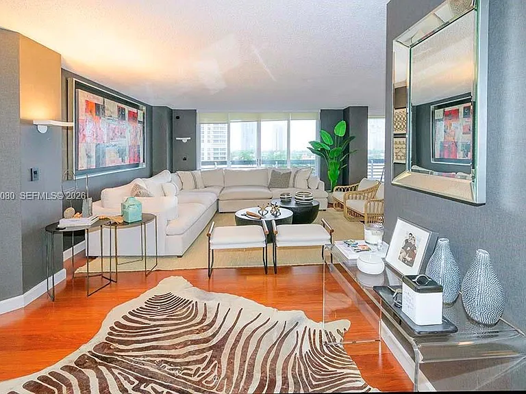 3600 Mystic Pointe Dr #718 — Photo 1
