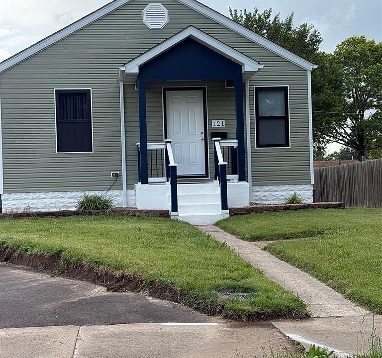 1st image of 121 Whitelaw Ave