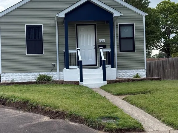 121 Whitelaw Ave, Wood River, IL 62095