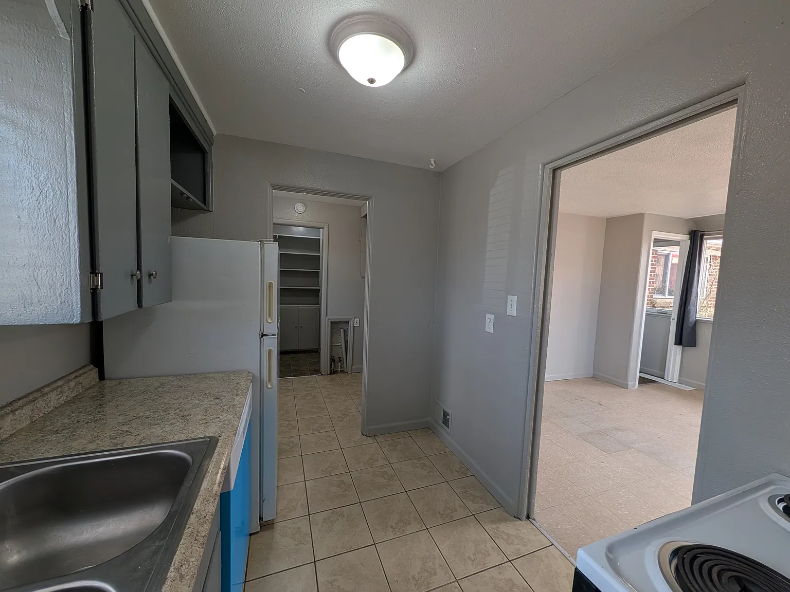3 bed, 857 sqft, $1,950 — Photo 2