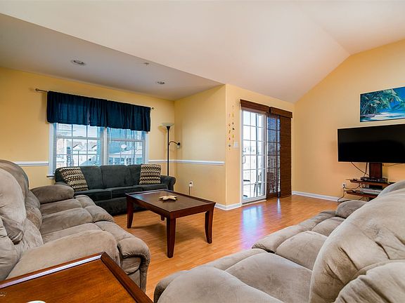 3rd image of 306 E Magnolia Ave #B-306b