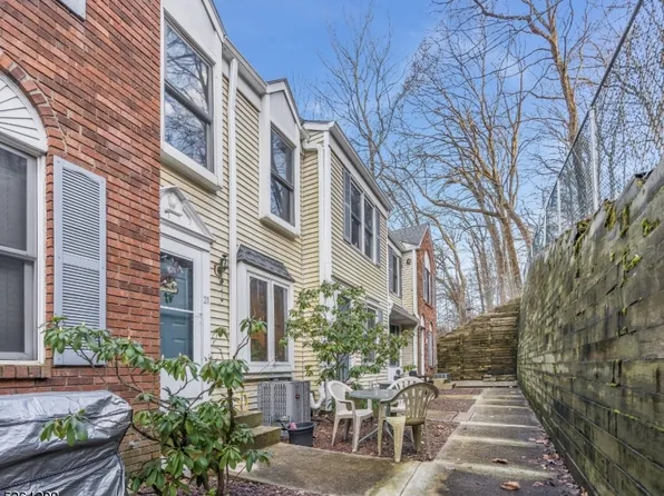 21 Colonial Ct, High Bridge Boro, NJ 08829