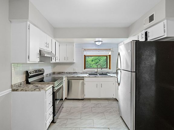 3rd image of 8 Gray Brooke Ln