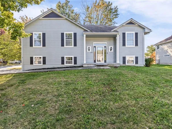 911 McIntosh Cir, Belton, MO 64012