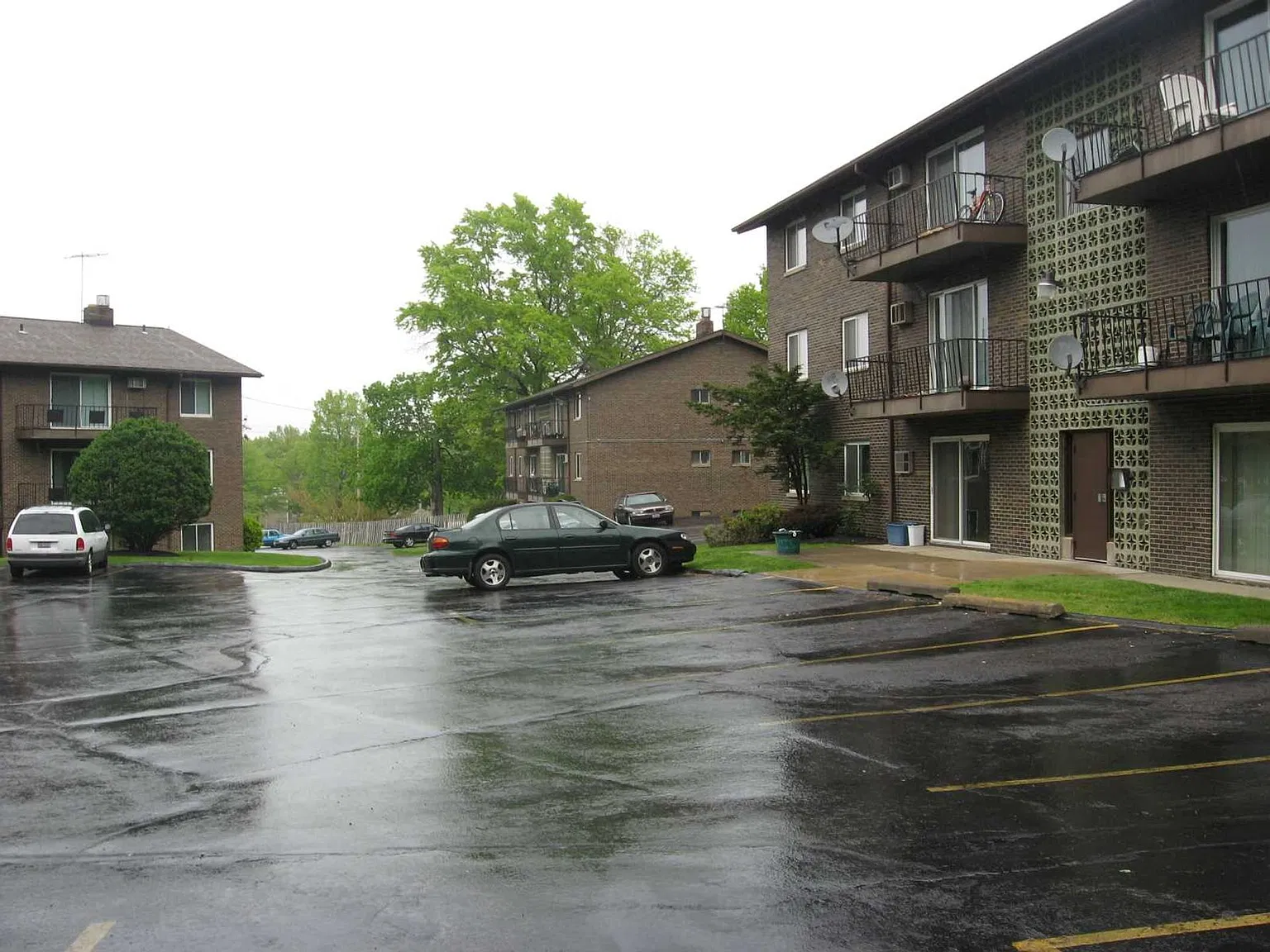 Aljer Manor Apartments — Photo 4