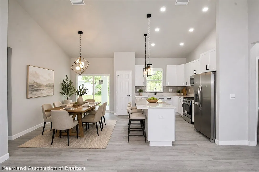 3 bed, 3.0 bath, 1723 sqft, $2,400 — Photo 2
