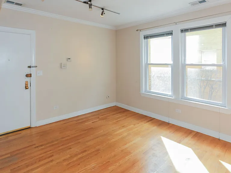 626 W Roscoe St #1 — Photo 4