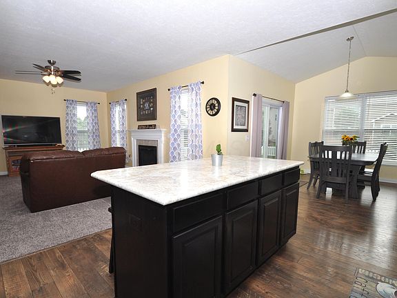 5th image of 251 Fox Glen Dr E