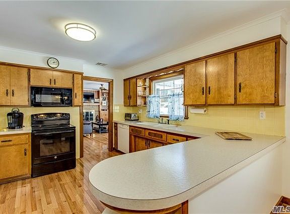 5th image of 485 Youngs Ave