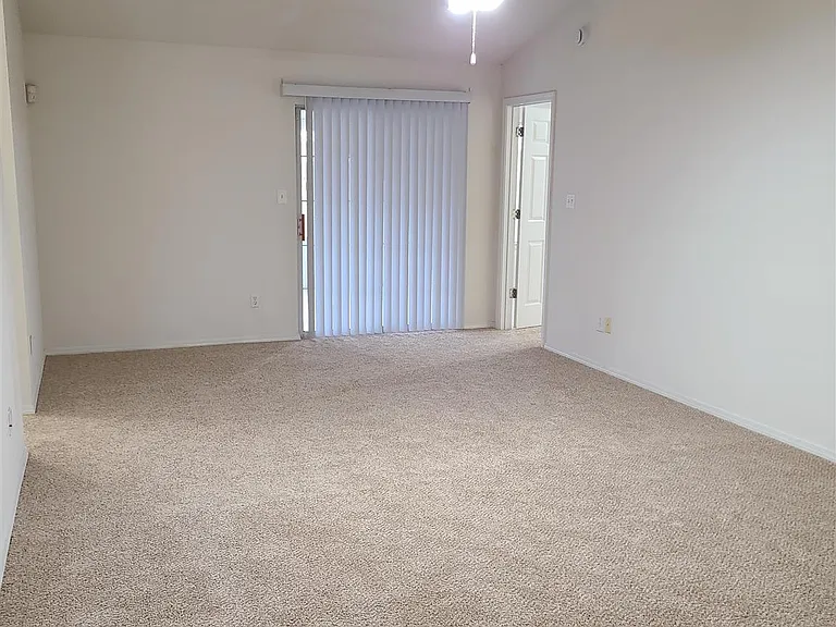 112 Mirabelle Cir — Photo 2