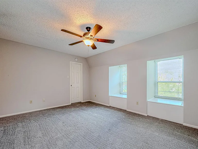 432 N Post Oak Ln — Photo 20