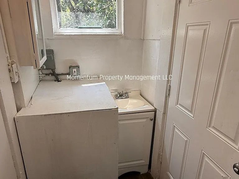 2501 E Chelsea St — Photo 2