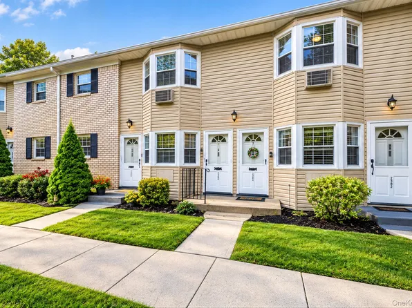 3221 Wilshire Lane #21E, Oakdale, NY 11769