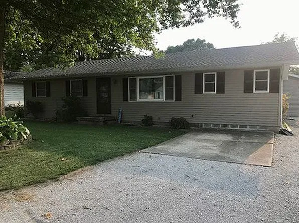 136 Stevens St, Nokomis, IL 62075