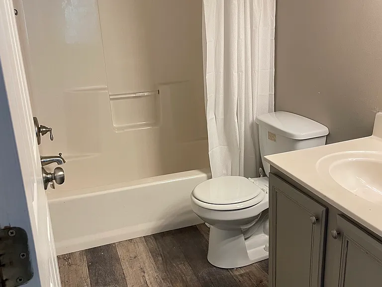 435 Park Ave — Photo 10