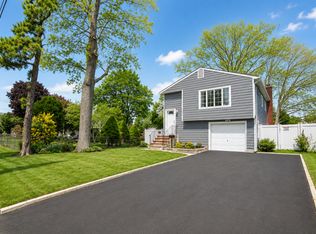 125 W 11th St, Deer Park, NY 11729