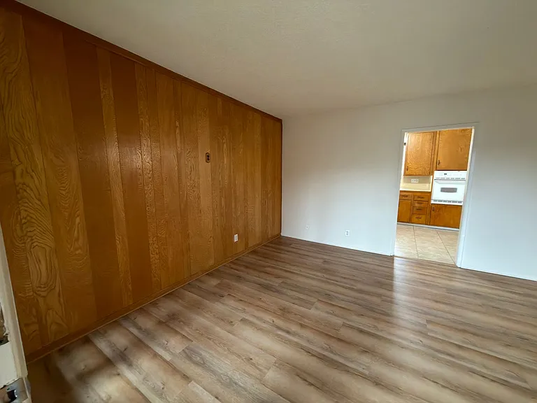 304 E Almond Ave — Photo 4