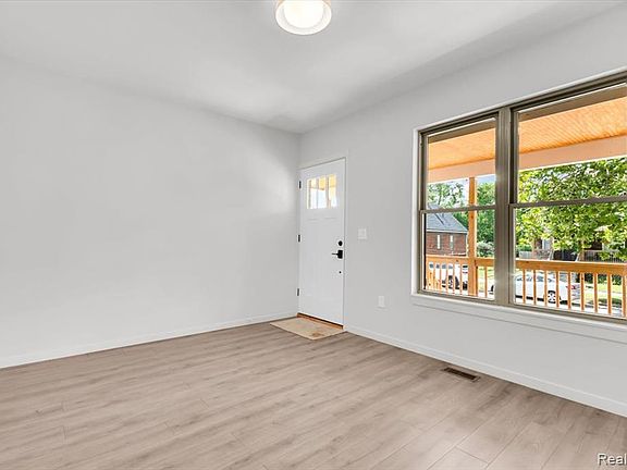 4th image of 6174 16th St