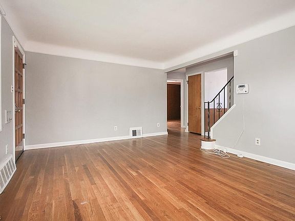 5th image of 936 E 218th St
