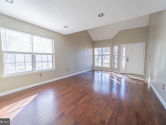 4th image of 19 Dryden Dr