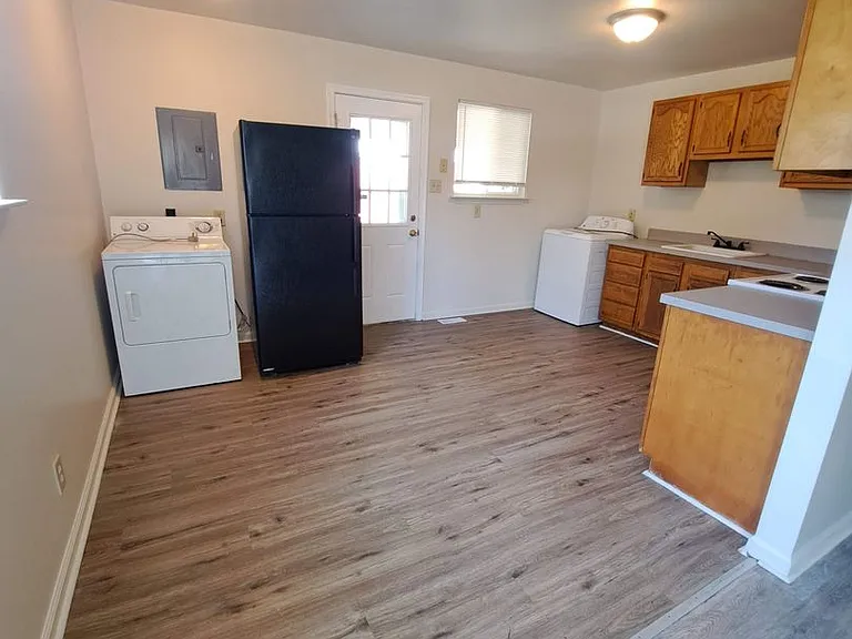 545 McLean St — Photo 5