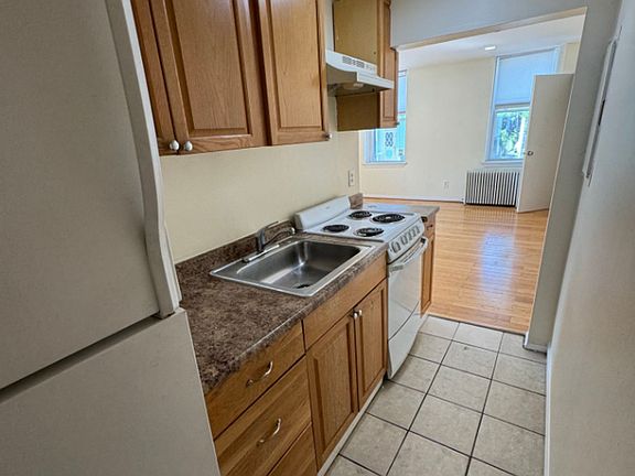 4th image of 210-212 Maverick St #1