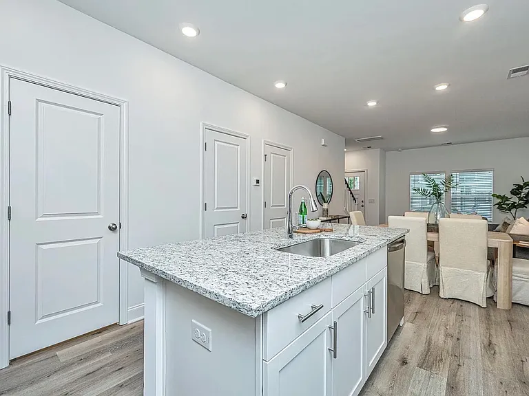 102 Twin Rivers Dr — Photo 14