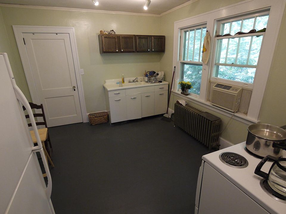 2nd image of 14 Mount Vernon Cir APT B