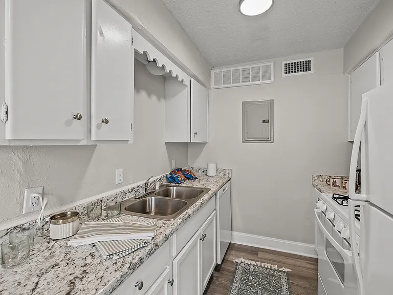 La Bella Apartments — Photo 30