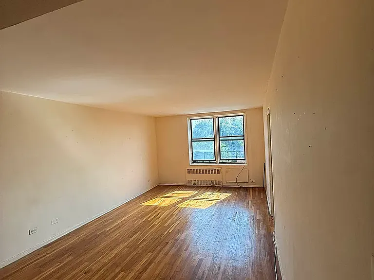 2355 E 12th St #4R — Photo 2