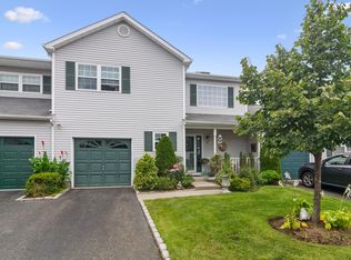 17 Merrimack Rd, Smithtown, NY 11787