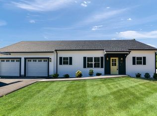 29 Wing Rd, Whitinsville, MA 01588