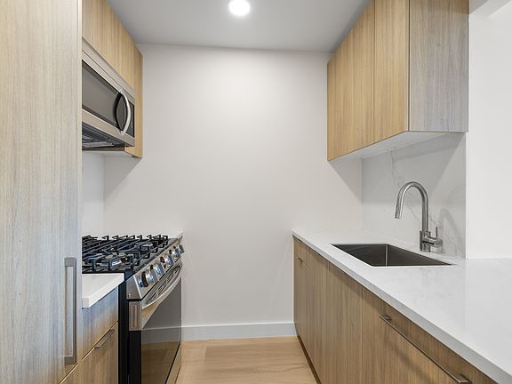2nd image of 600 Columbus Ave APT 6D