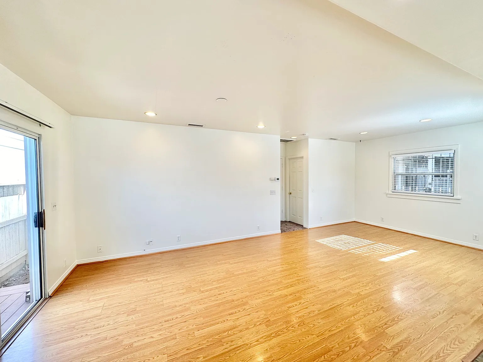 1 bed, 950 sqft, $2,595 — Photo 3