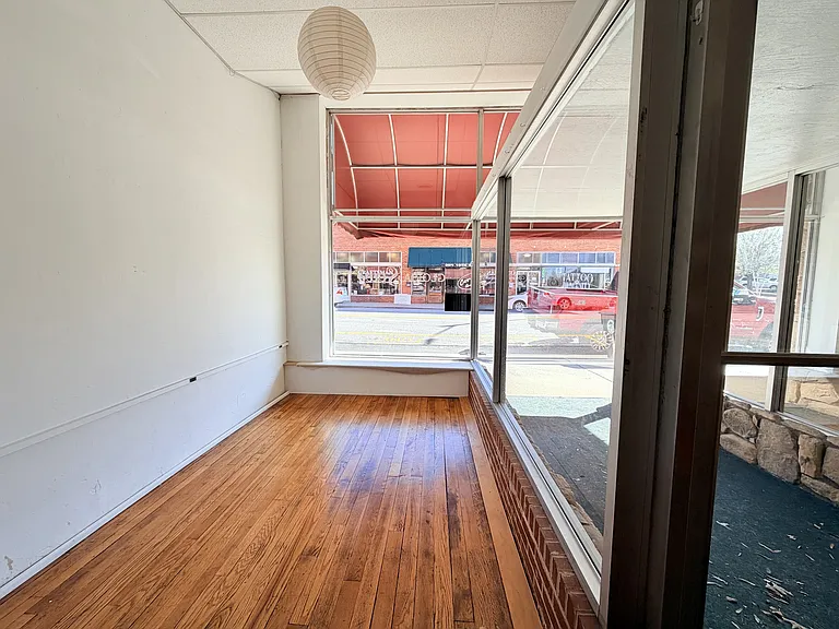 303 10th St — Photo 6