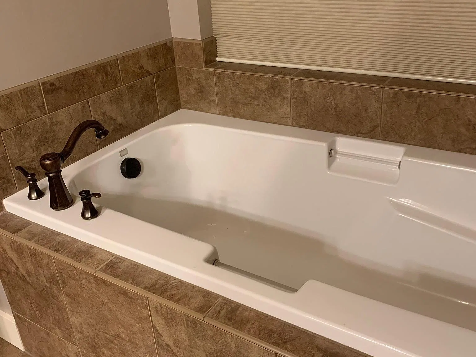 3 bed, 3.5 bath, 2400 sqft, $4,500 — Photo 4