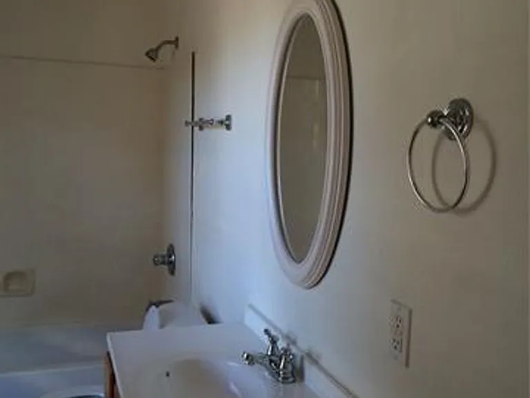 421-427 Hillary St — Photo 10