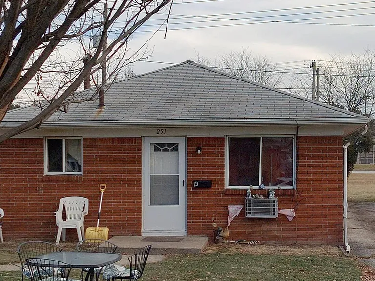 251 Graham St — Photo 3