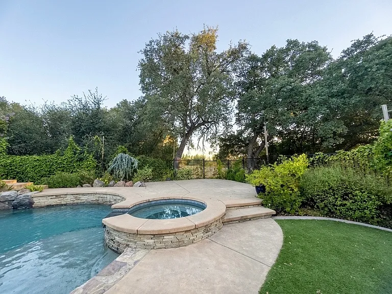 233 Vanney Ct — Photo 2