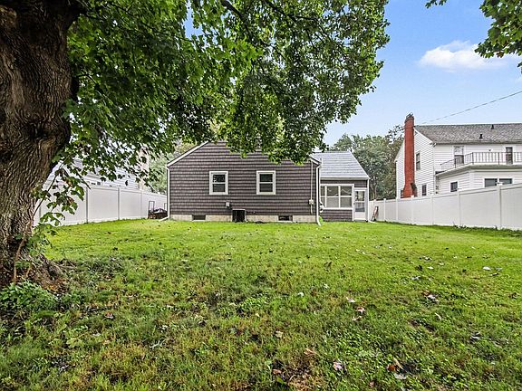 3rd image of 724 Crescent Rd