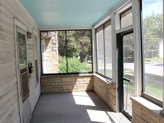 2nd image of 904 Laramie St