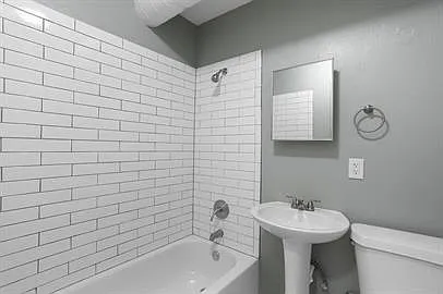 720 W 37th St #12 — Photo 9
