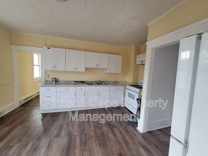 1st image of 366 Lyndwood Ave Floor 2