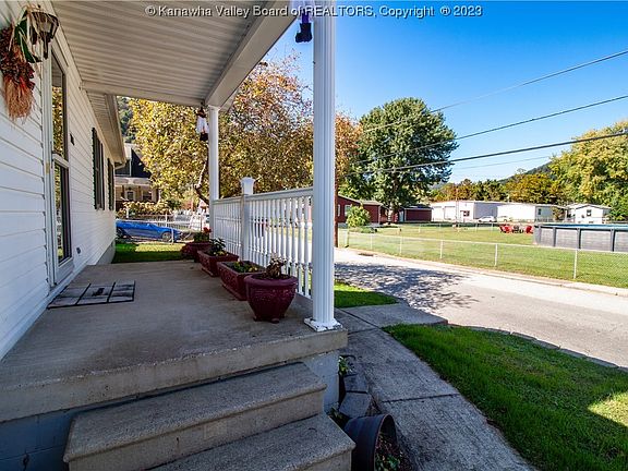 3rd image of 208 1st St